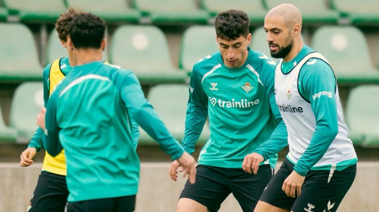 Jugadores del Real Betis realizando un ejercicio durante una sesión de entrenamiento. | Imagen: perfil de X @RealBetis.