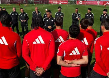 Luis García Plaza dando una charla a los jugadores del Sevilla con su cuerpo técnico. | Imagen: página web Sevilla FC.