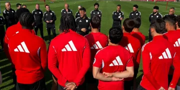Luis García Plaza dando una charla a los jugadores del Sevilla con su cuerpo técnico. | Imagen: página web Sevilla FC.