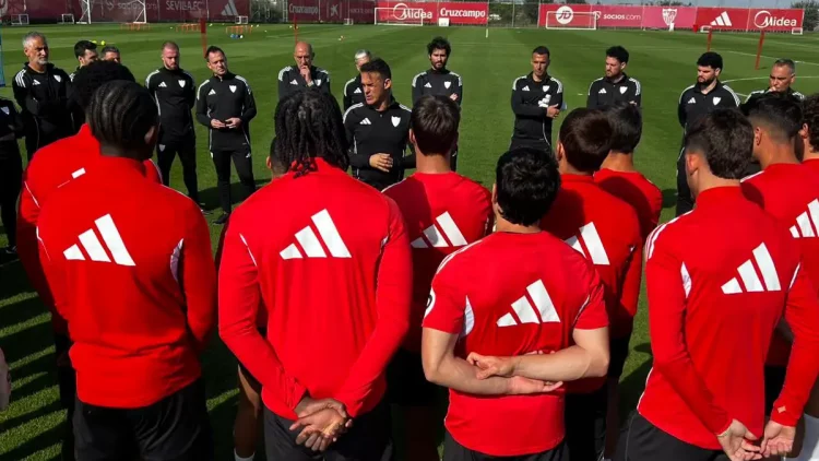 Luis García Plaza dando una charla a los jugadores del Sevilla con su cuerpo técnico. | Imagen: página web Sevilla FC.