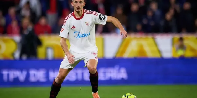 Kike Salas disputando un partido con el Sevilla. | Imagen: página web Sevilla FC.