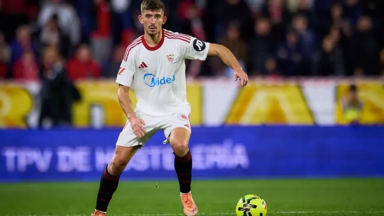 Kike Salas disputando un partido con el Sevilla. | Imagen: página web Sevilla FC.