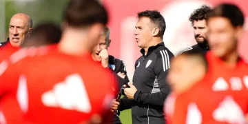 Luis García Plaza dirigiendo el entrenamiento del Sevilla. | Imagen: página web Sevilla FC.