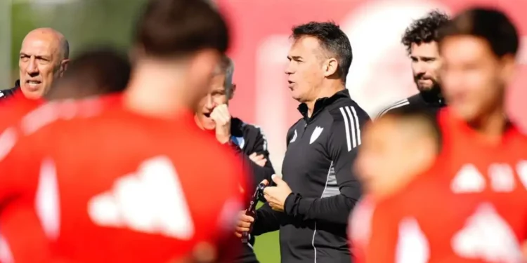 Luis García Plaza dirigiendo el entrenamiento del Sevilla. | Imagen: página web Sevilla FC.