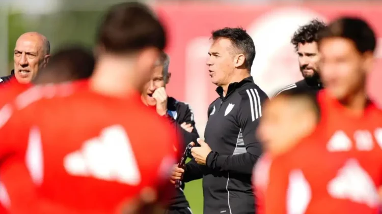Luis García Plaza dirigiendo el entrenamiento del Sevilla. | Imagen: página web Sevilla FC.
