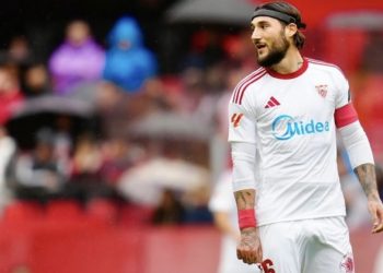 Nemanja Gudelj disputando un partido con el Sevilla. | Imagen: perfil de X @SevillaFC.