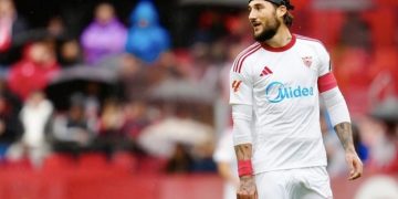 Nemanja Gudelj disputando un partido con el Sevilla. | Imagen: perfil de X @SevillaFC.