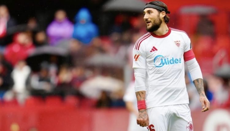 Nemanja Gudelj disputando un partido con el Sevilla. | Imagen: perfil de X @SevillaFC.