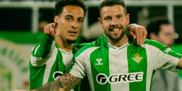 Ruibal y Antony celebrando un gol en un partido del Betis. | Imagen: X.