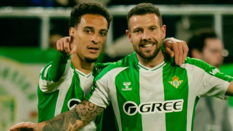 Ruibal y Antony celebrando un gol en un partido del Betis. | Imagen: X.