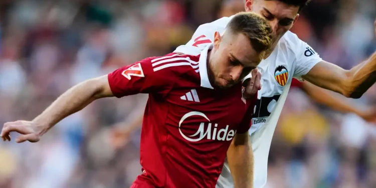 Peque en una disputa de balón durante el Valencia-Sevilla. | Imagen: página web Sevilla FC.