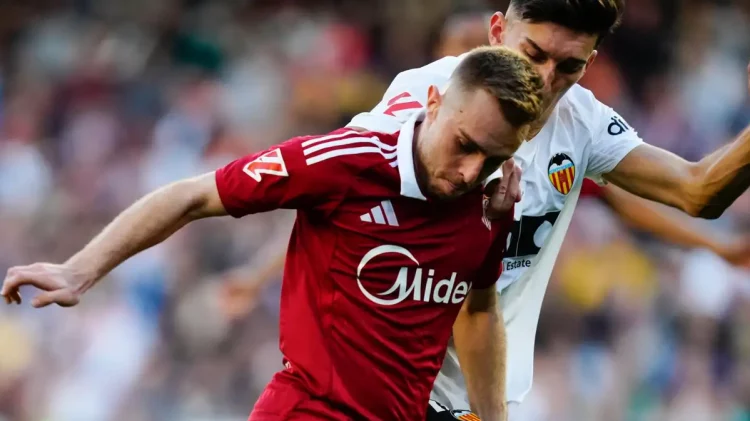 Peque en una disputa de balón durante el Valencia-Sevilla. | Imagen: página web Sevilla FC.