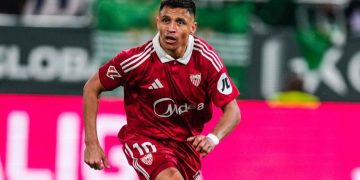 Alexis Sánchez, el goleador más veterano de la historia de los Derbis
