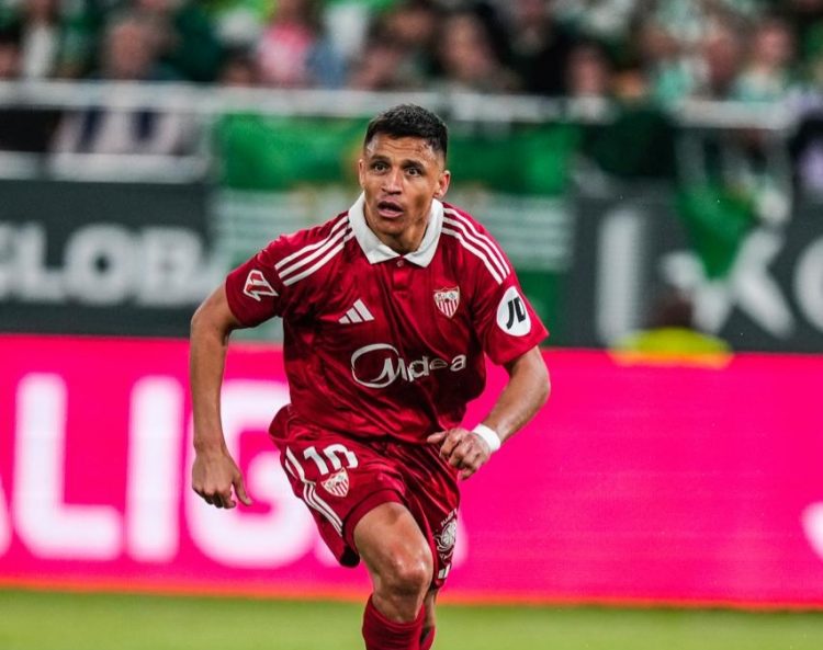 Alexis Sánchez, el goleador más veterano de la historia de los Derbis