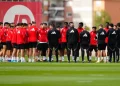 Plantilla del Sevilla escuchando una charla en el entrenamiento. | Imagen: página web Sevilla FC.