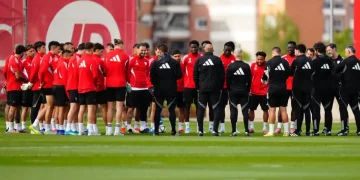 Plantilla del Sevilla escuchando una charla en el entrenamiento. | Imagen: página web Sevilla FC.