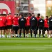Plantilla del Sevilla escuchando una charla en el entrenamiento. | Imagen: página web Sevilla FC.