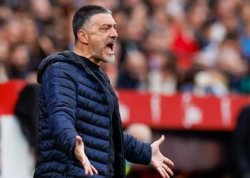 Garcia Pimienta dando indicaciones en el Ramón Sánchez-Pizjuán durante un partido del Sevilla. | Imagen: perfil de X @ZonaMixta__.