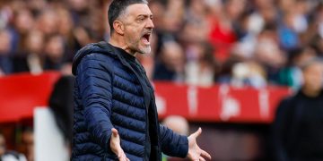 Garcia Pimienta dando indicaciones en el Ramón Sánchez-Pizjuán durante un partido del Sevilla. | Imagen: perfil de X @ZonaMixta__.