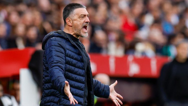 Garcia Pimienta dando indicaciones en el Ramón Sánchez-Pizjuán durante un partido del Sevilla. | Imagen: perfil de X @ZonaMixta__.