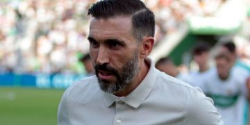 Eder Sarabia pisando el césped antes de que empezase un partido del Elche. | Imagen: X.