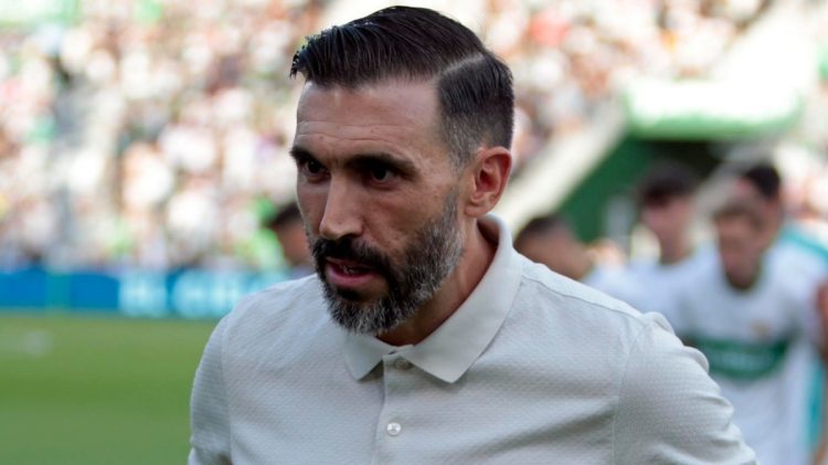 Eder Sarabia pisando el césped antes de que empezase un partido del Elche. | Imagen: X.