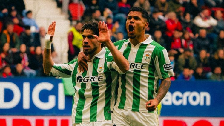 Ez Abde y Cucho celebran el gol del Betis ante Osasuna en El Sadar | Foto: RBB