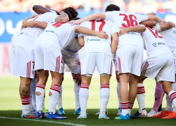 Jugadores del Sevilla dándose ánimos antes del partido ante el Osasuna. | Imagen: perfil de X @SevillaFC.