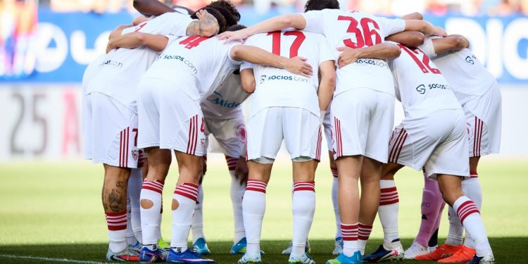 Jugadores del Sevilla dándose ánimos antes del partido ante el Osasuna. | Imagen: perfil de X @SevillaFC.
