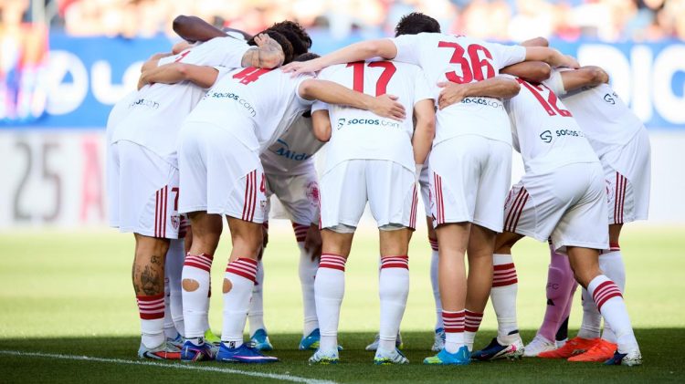 Jugadores del Sevilla dándose ánimos antes del partido ante el Osasuna. | Imagen: perfil de X @SevillaFC.