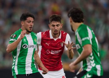 Fornals, del Betis, disputa un balón durante la vuelta de los cuartos de la Europa League ante el Braga | Foto: RBB