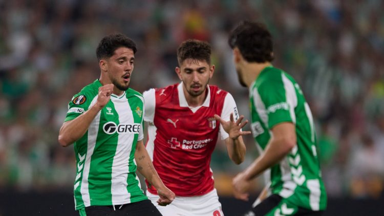 Fornals, del Betis, disputa un balón durante la vuelta de los cuartos de la Europa League ante el Braga | Foto: RBB