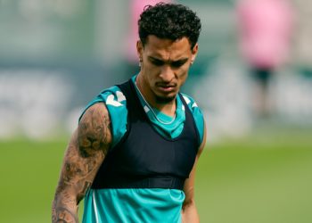 Antony realizando un ejercicio durante un entrenamiento del Betis. | Imagen: perfil de X @RealBetis.