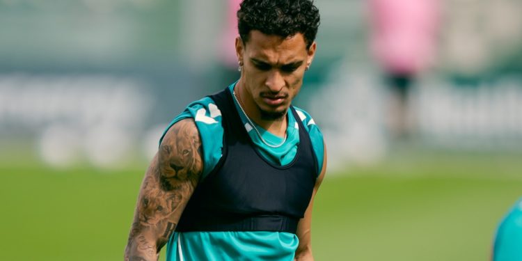 Antony realizando un ejercicio durante un entrenamiento del Betis. | Imagen: perfil de X @RealBetis.