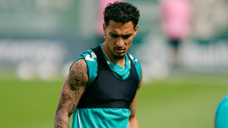 Antony realizando un ejercicio durante un entrenamiento del Betis. | Imagen: perfil de X @RealBetis.