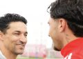 Jesús Navas saludando a Carmona antes del entrenamiento del Sevilla. | Imagen: perfil de X @SevillaFC.