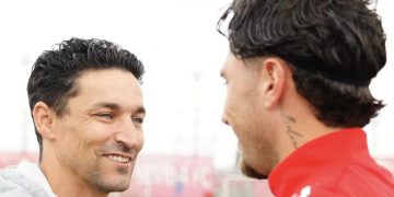 Jesús Navas saludando a Carmona antes del entrenamiento del Sevilla. | Imagen: perfil de X @SevillaFC.