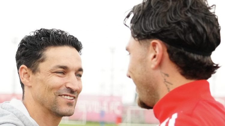 Jesús Navas saludando a Carmona antes del entrenamiento del Sevilla. | Imagen: perfil de X @SevillaFC.