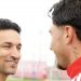 Jesús Navas saludando a Carmona antes del entrenamiento del Sevilla. | Imagen: perfil de X @SevillaFC.