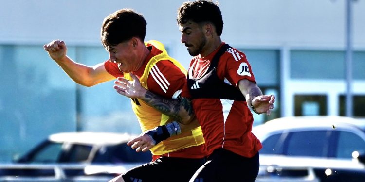 Futbolistas del Sevilla realizando un ejercicio durante un entrenamiento. | Imagen: Sevilla.