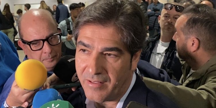 Ángel Haro, presidente del Real Betis, atendiendo a los medios de comunicación en el aeropuerto de Sevilla. | Imagen: Luis Alfonso Fdez.