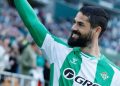 Isco saludando a la afición del Betis. | Imagen: perfil de X @ZonaMixta__.