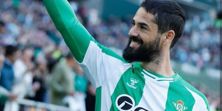 Isco saludando a la afición del Betis. | Imagen: perfil de X @ZonaMixta__.