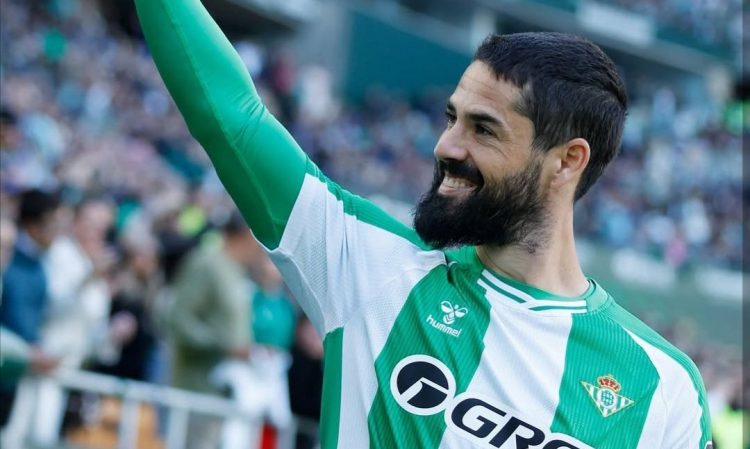 Isco saludando a la afición del Betis. | Imagen: perfil de X @ZonaMixta__.