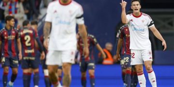 Un Sevilla entre el tren de la bruja y el pasaje del terror