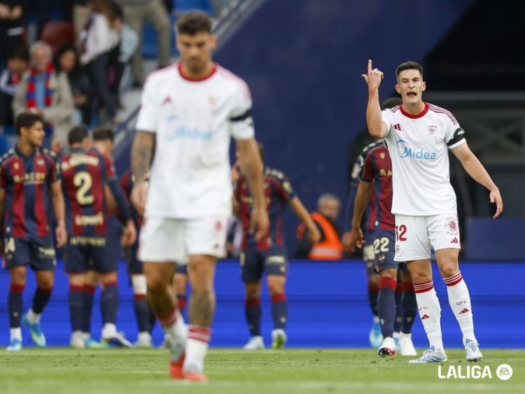 Un Sevilla entre el tren de la bruja y el pasaje del terror