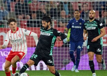 Isco disputando el balón durante el Girona-Betis. | Imagen: LaLiga.
