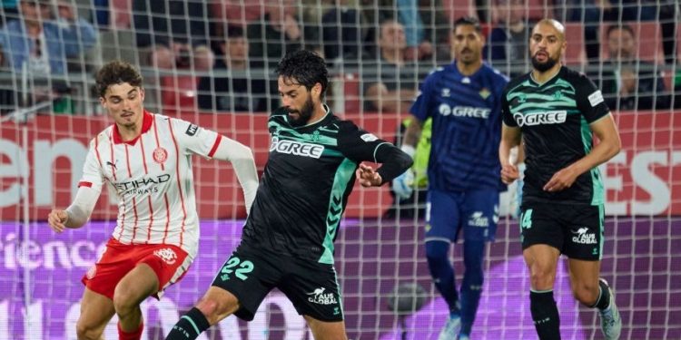 Isco disputando el balón durante el Girona-Betis. | Imagen: LaLiga.
