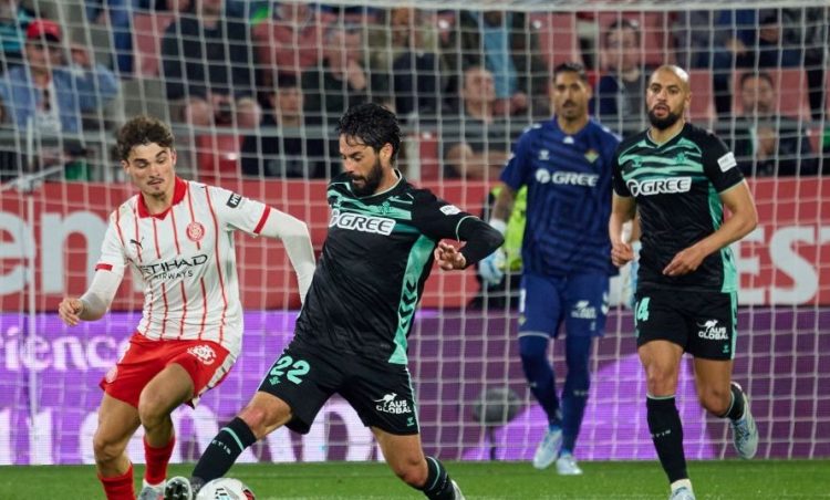 Isco disputando el balón durante el Girona-Betis. | Imagen: LaLiga.
