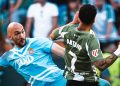 Marco Dmitrovic detiene el disparo de Antony durante el Real Betis - RCD Espanyol